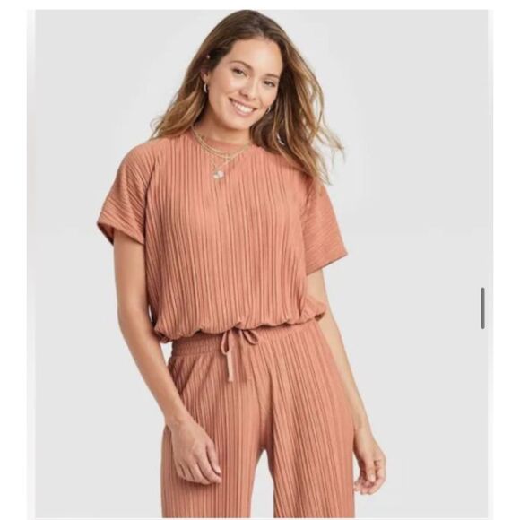 Women's Textured Round Neck Short Sleeve Top - Picture 1 of 3